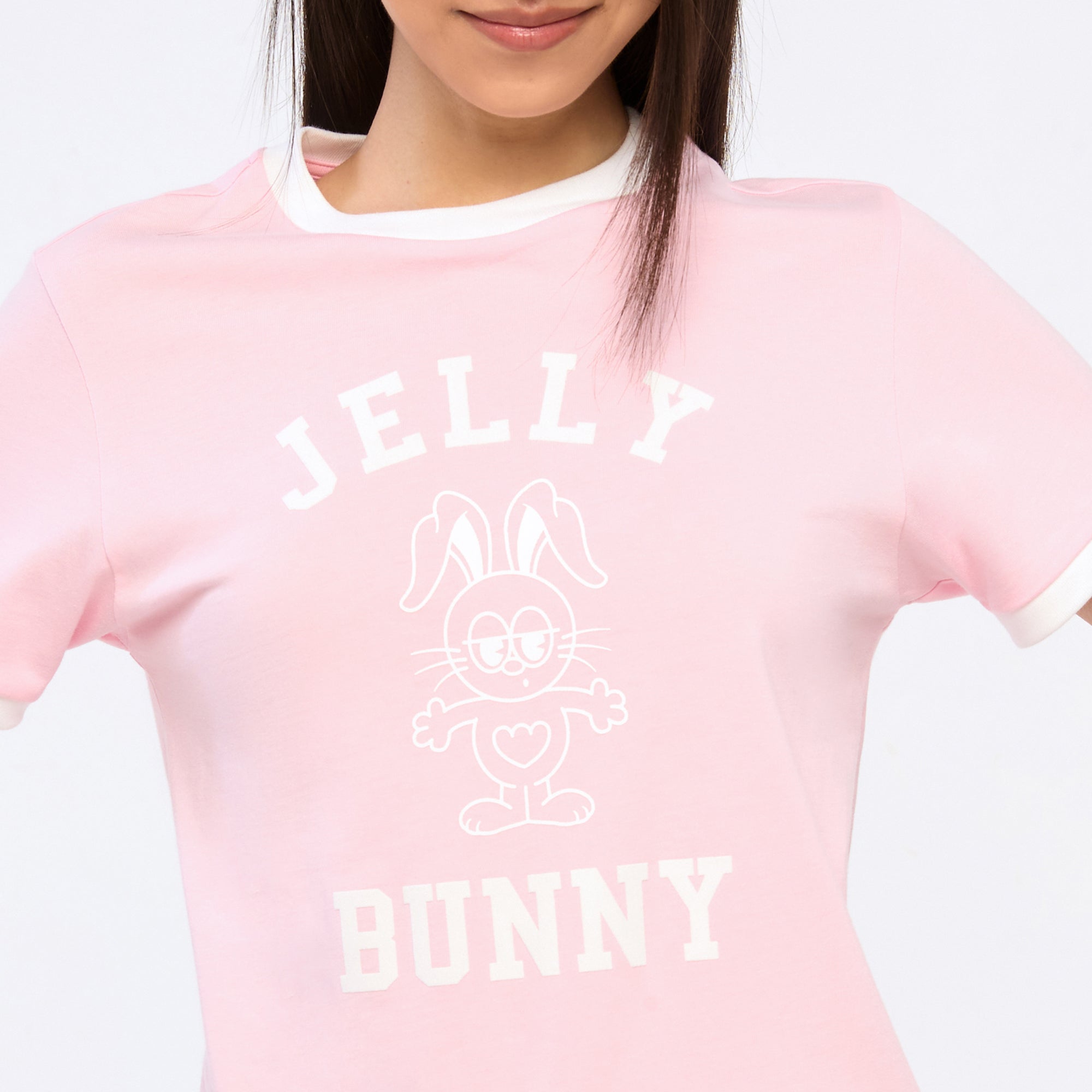 เสื้อยืดแขนสั้นขอบสีคอนทราสต์พิมพ์ลาย Jerme Pink