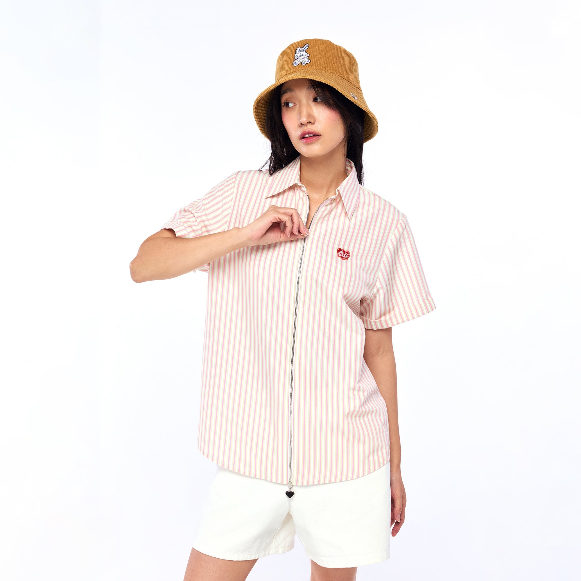 เสื้อเชิ้ตแขนสั้นลายทางแต่งโลโก้แพทช์ Pink