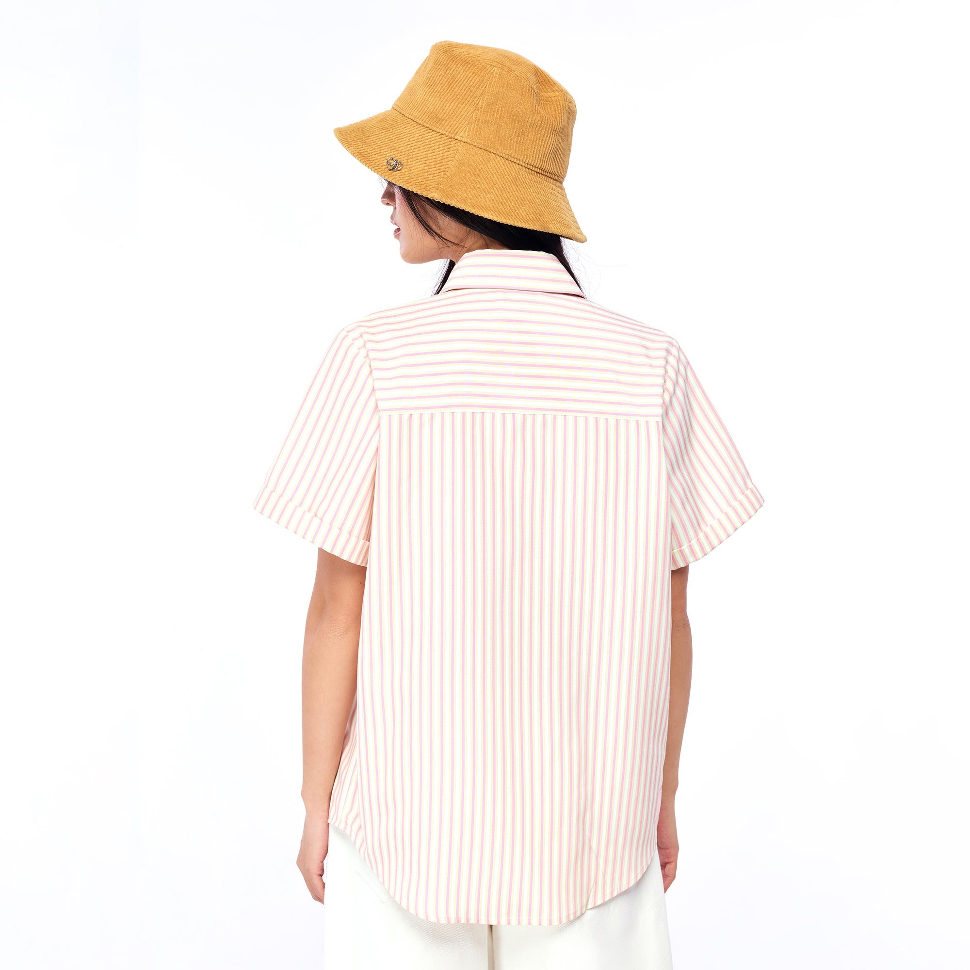 เสื้อเชิ้ตแขนสั้นลายทางแต่งโลโก้แพทช์ Pink