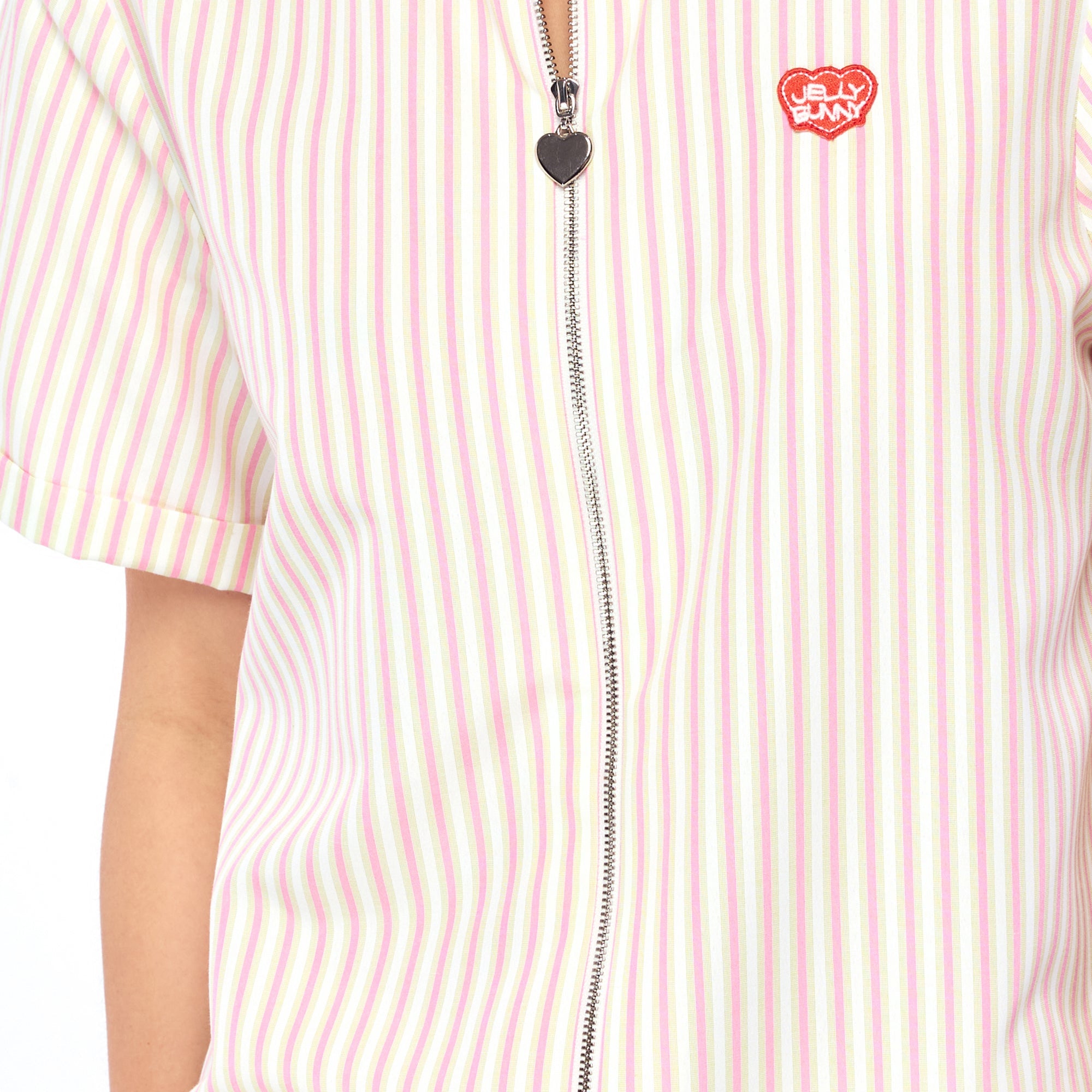 เสื้อเชิ้ตแขนสั้นลายทางแต่งโลโก้แพทช์ Pink