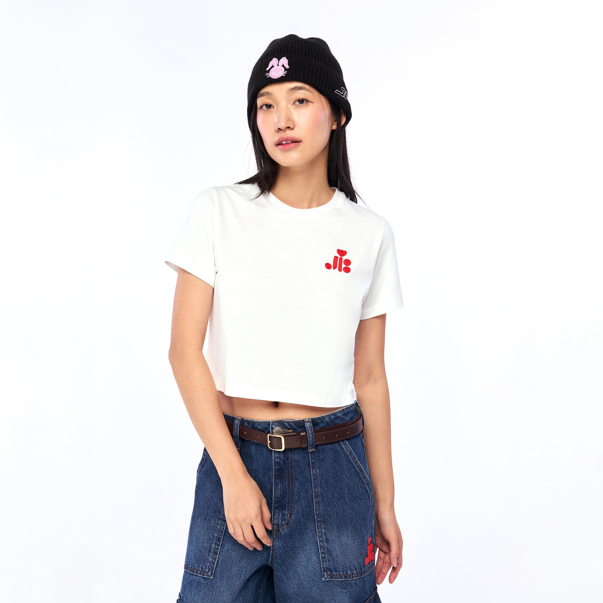 เสื้อครอปแขนสั้นปักโลโก้คอนทราสต์ White