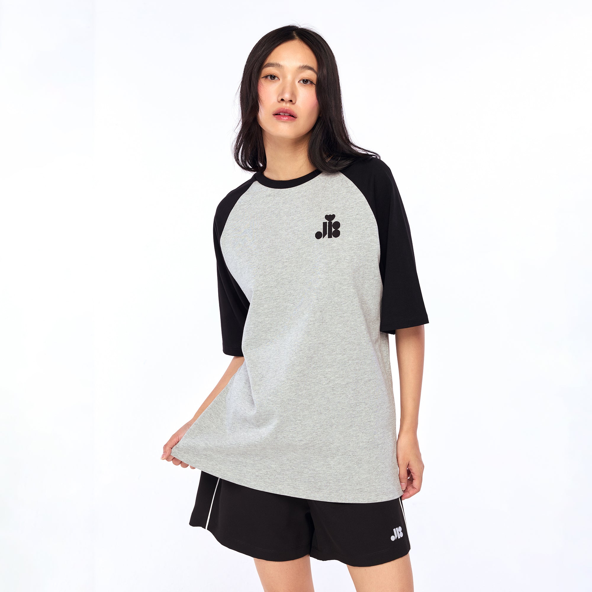 เสื้อยืดแขนสั้นพาแนลปักโลโก้ Grey