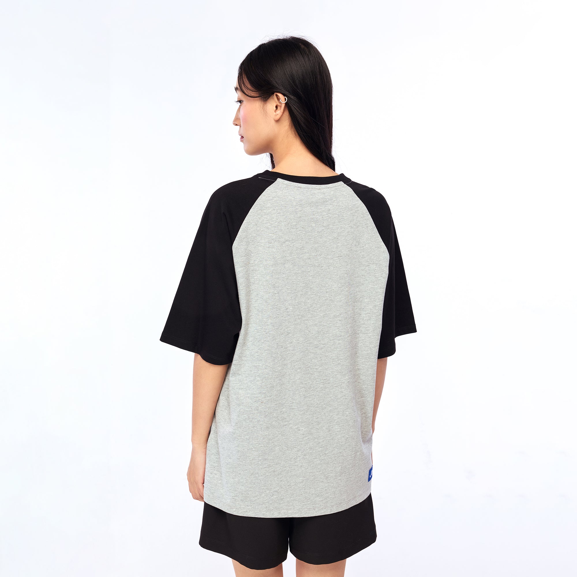 เสื้อยืดแขนสั้นพาแนลปักโลโก้ Grey