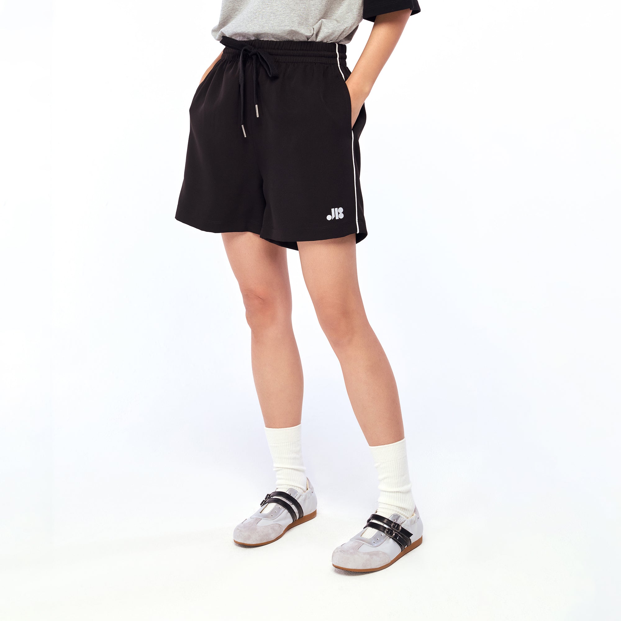 กางเกงขาสั้นปักโลโก้ Black