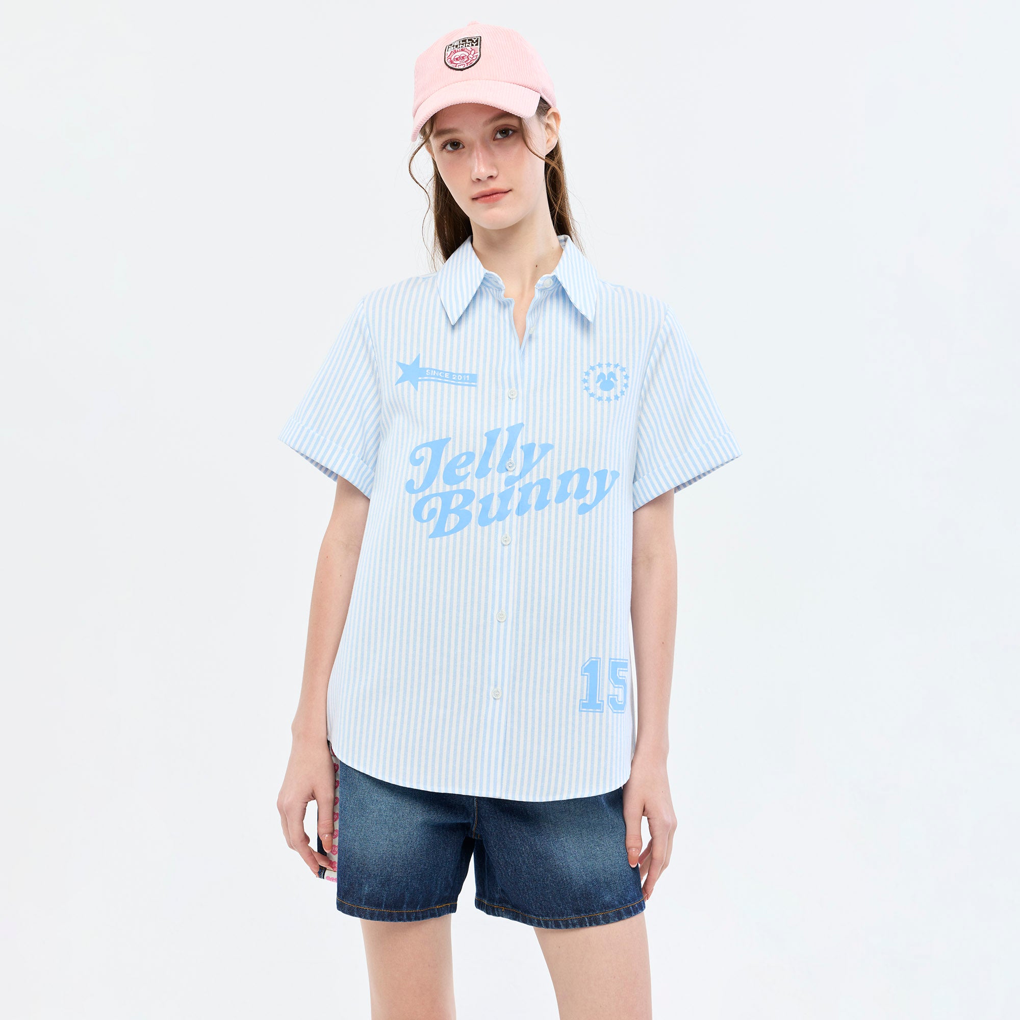 เสื้อเชิ้ตแขนสั้นลายทางแต่งโลโก้ 