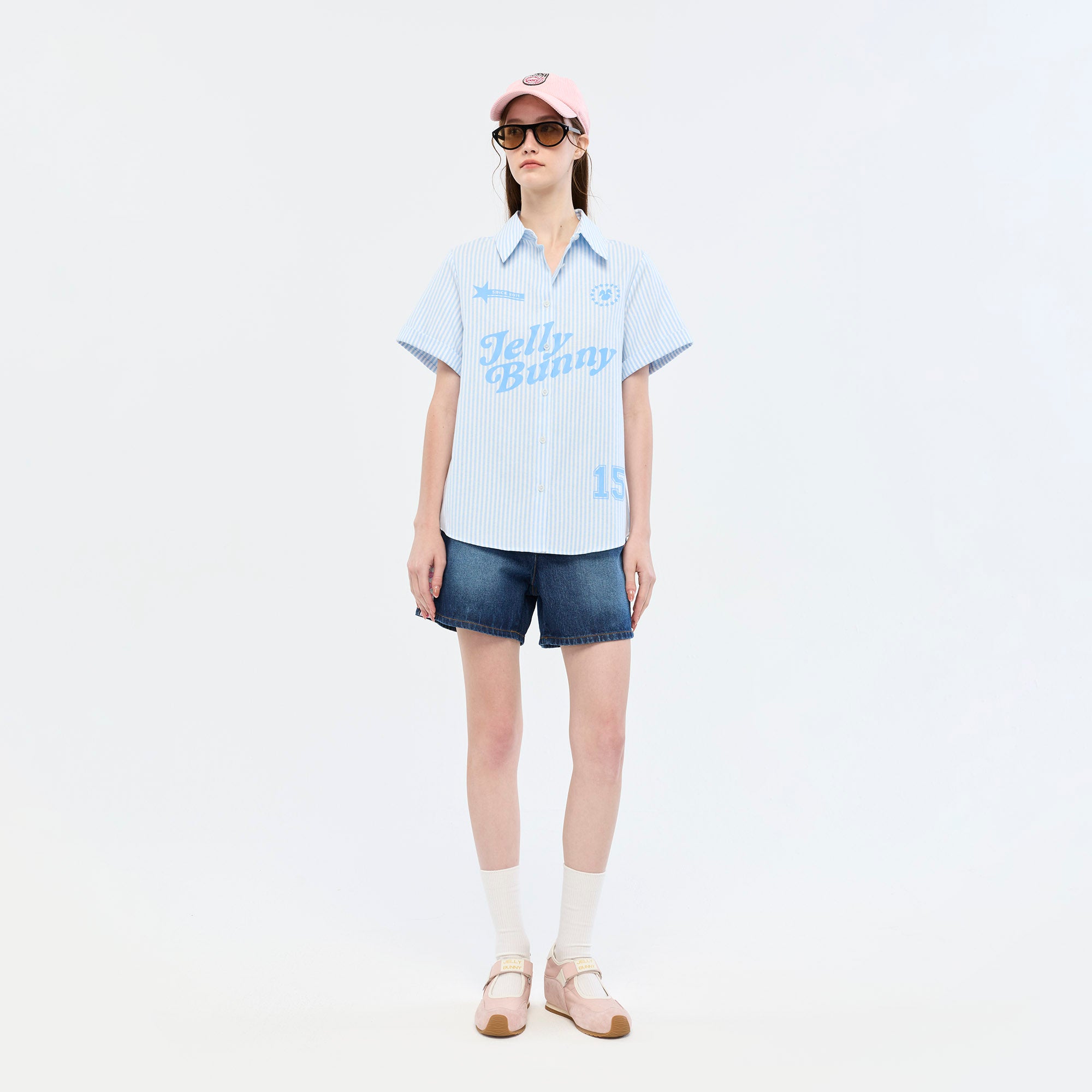 เสื้อเชิ้ตแขนสั้นลายทางแต่งโลโก้ 