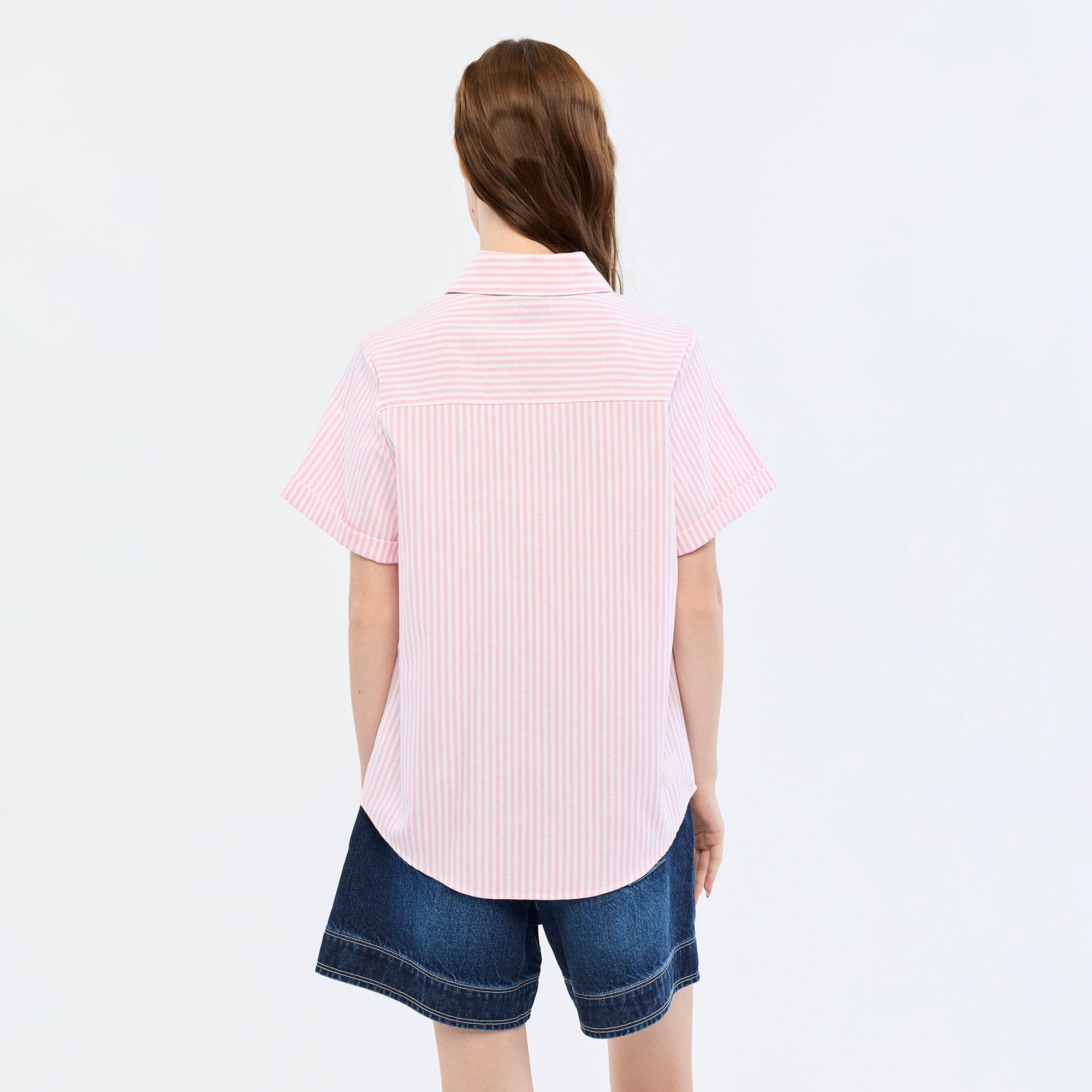 เสื้อเชิ้ตแขนสั้นลายทางแต่งโลโก้ 