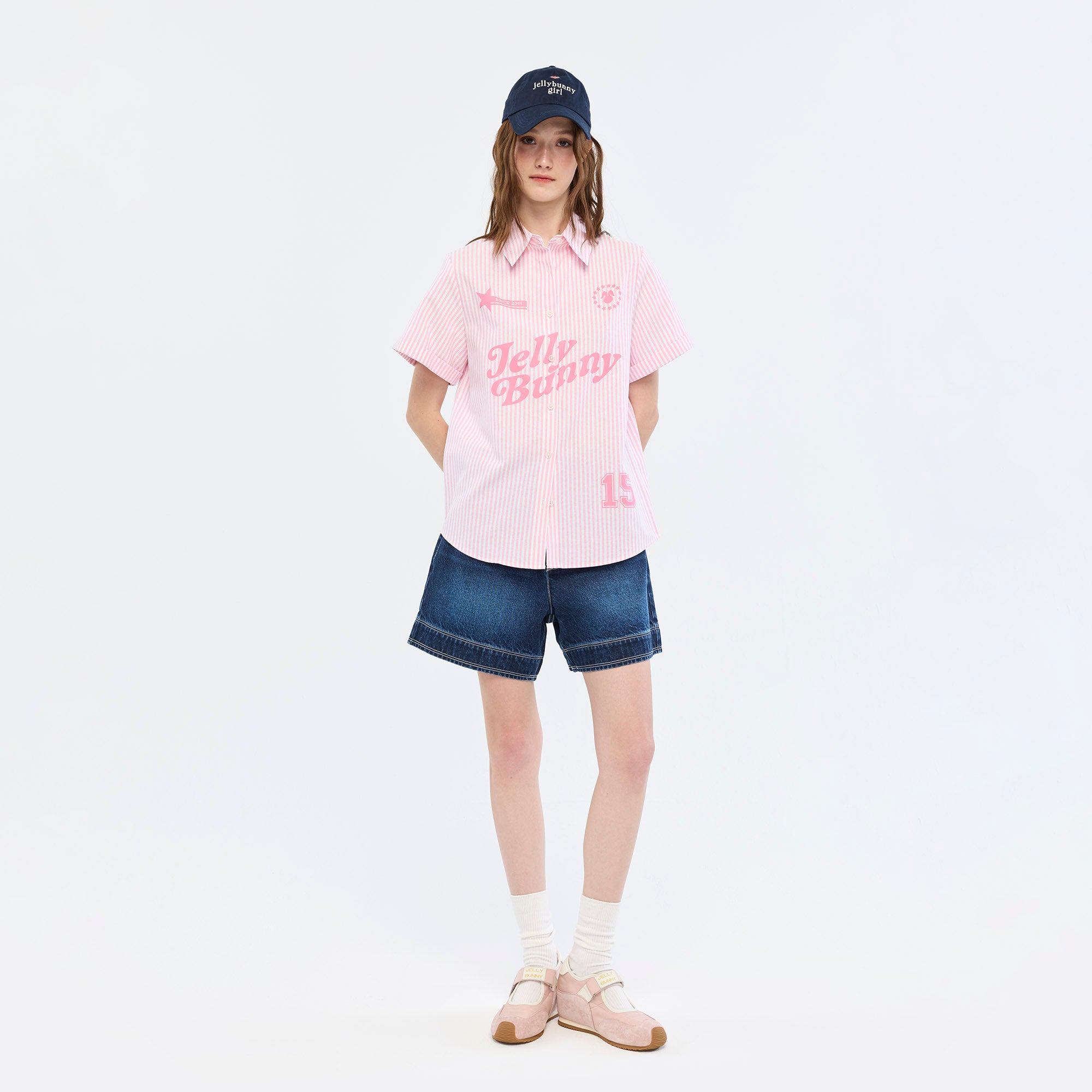 เสื้อเชิ้ตแขนสั้นลายทางแต่งโลโก้ 