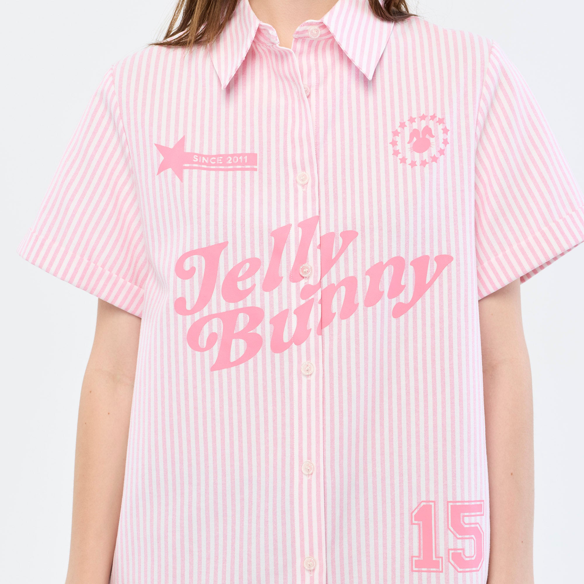 เสื้อเชิ้ตแขนสั้นลายทางแต่งโลโก้ 
