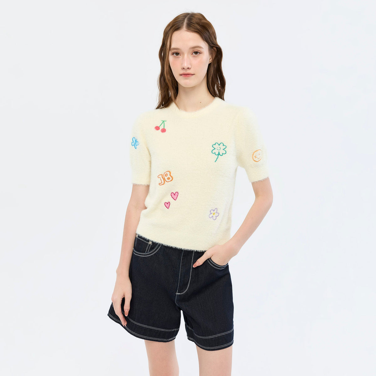 เสื้อยืดลายกราฟิก Cream