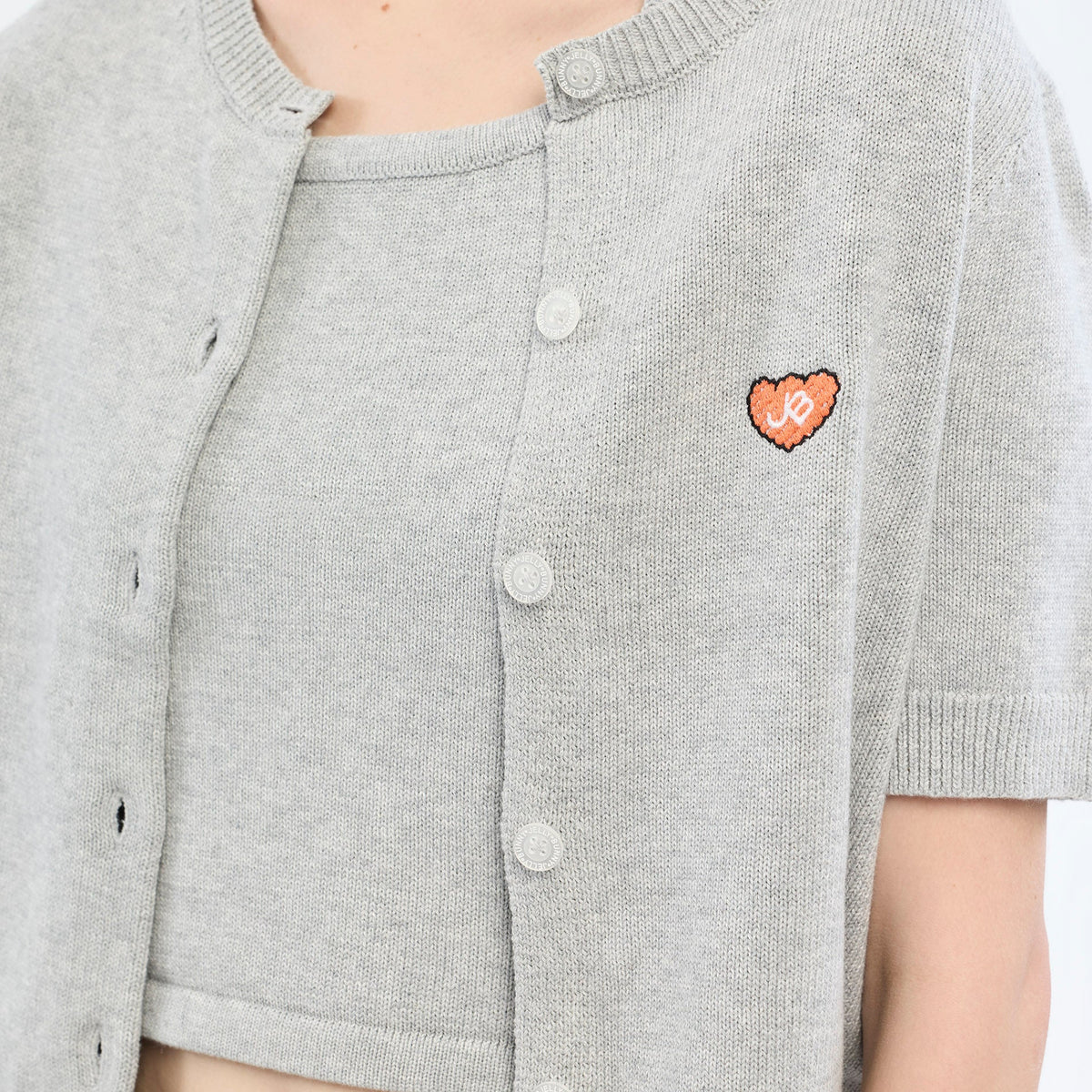 ชุดเสื้อคาร์ดิแกนแขนสั้นและเสื้อสายเดี่ยวผ้าถักลาย Heart Patch Grey