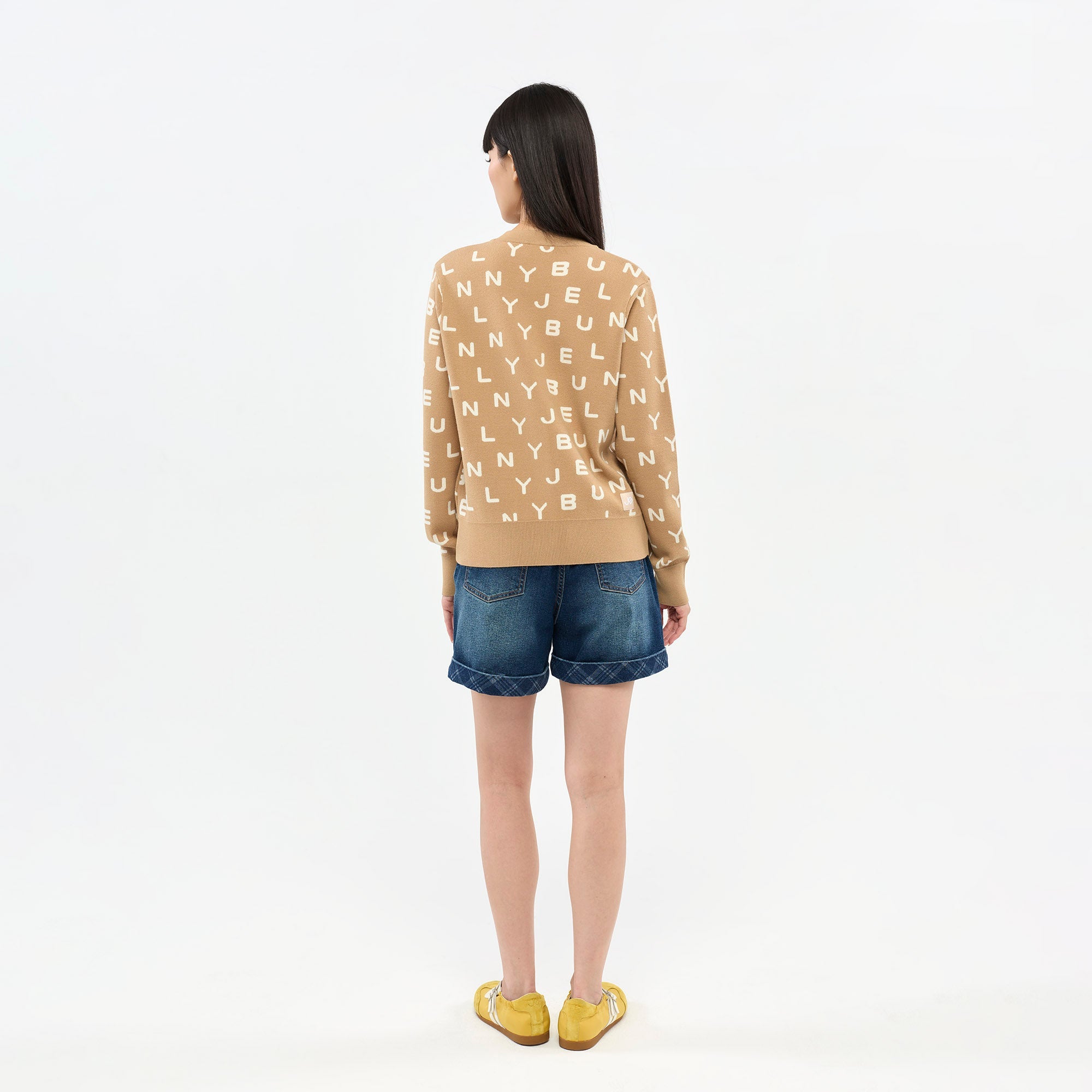 เสื้อคาร์ดิแกนถักลายโลโก้ Jelly Bunny Beige